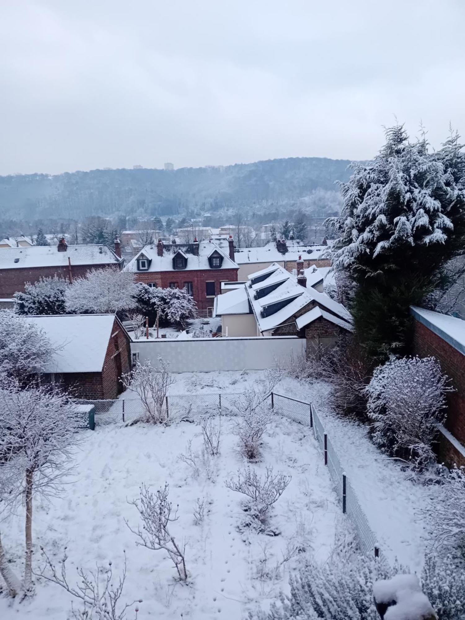 Le Nid Normand Avec Terrasse - Stationnement Facile Et Gratuit - 5 Min Seine Apartman Deville-les-Rouen Kültér fotó